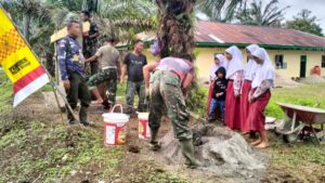 Anak-Anak SD Antusias Saksikan Satgas TMMD ke-123 Bangun Desa di Tebo