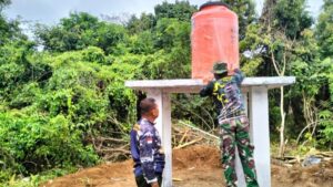 Satgas TMMD ke-123 Kodim 0416/Bute Pasang Tandon Air di Madrasah Ibtidaiyah Nurul Falah