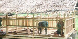 Satgas TMMD ke-123 Bangun Kandang Kambing untuk Dukung Ketahanan Pangan di Desa Teluk Kuali