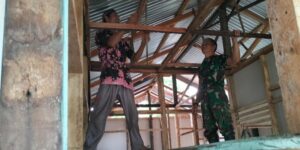 Perehaban RTLH di Desa Malako Intan, Satgas TMMD Ke-123 Kodim 0416/Bute Masuki Tahap Pemasangan Plafon