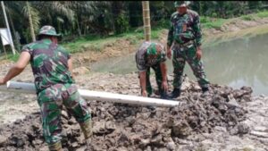 Satgas TMMD Ke-123 Kodim 0416/Bute Pasang Pipa untuk Kolam Ikan di Desa Teluk Kuali