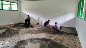 Satgas TMMD Ke-123 Bersama Warga Tuntaskan Plester Lantai Madrasah di Tebo