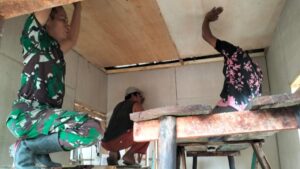 Rumah Lebih Nyaman, Satgas TMMD Ke-123 Kodim 0416/Bute Pasang Plafon RTLH di Desa Malako Intan