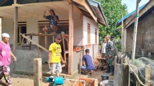 Satgas TMMD Bersama Warga Tebo Ulu Gencarkan Renovasi Rumah Tidak Layak Huni