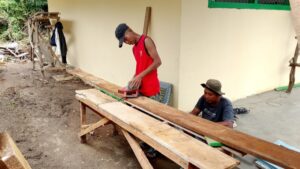 TNI dan Warga Tebo Gotong Royong Pasang Pintu Kelas di Madrasah Nurul Falah