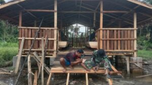 Satgas TMMD Ke-123 Bangun Tangga Kandang Kambing di Tebo untuk Dukung Ketahanan Pangan