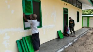 Satgas TMMD Ke-123 Kodim 0416/Bute Pasang Jendela di Madrasah Ibtidaiyah Nurul Falah