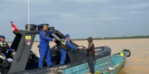 Ditpolairud Polda Jambi Bagikan Takjil untuk Nelayan, ABK dan Masyarakat di Perairan Jambi