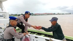 Masyarakat Pesisir Mendapatkan Takjil dari Ditpolairud Polda Jambi