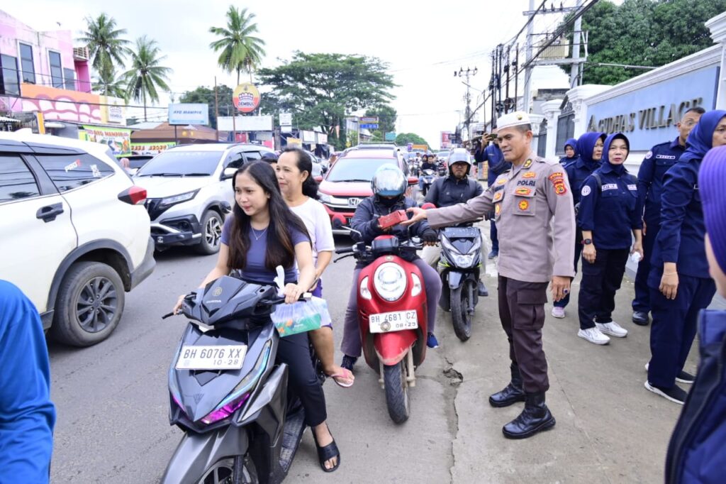 Bid Humas Polda Jambi Bagi-bagi Takjil Pada Masyarakat