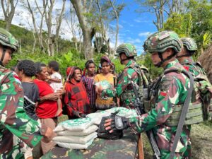 Satgas Yonif 641/Bru Hadirkan Senyum Warga Kurima Lewat Baksos di Pelosok Papua