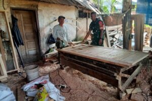 Babinsa Eka Jaya Dorong Inovasi UMKM Lewat Komsos di Usaha Kusen Kayu