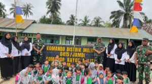 Tumbuhkan Cinta Tanah Air, Siswa TK Pembina Kunjungi Markas Koramil 415-03/Ma. Tembesi