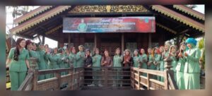 Tinjau BKR Selaras Pinang Masak, Ketua Persit KCK PD II/Sriwijaya Apresiasi Kerajinan Khas Jambi