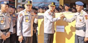 Kapolda Jambi Irjen Pol Krisno Berikan Satu Set Sarana Olahraga ke Personel Kompi 3 Batalyon A