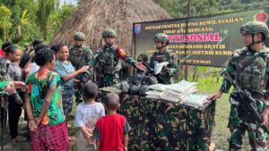 Satgas Yonif 641/Bru Laksanakan Bhakti Sosial Dengan Bagikan Sembako