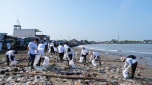 Hari Lingkungan Hidup Sedunia, PLN EPI Gandeng Pandawara dan Mapala Angkut 27 Ton Sampah dari Teluk Labuan