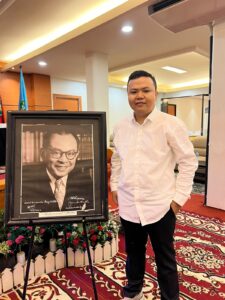 Melupakan Akar, Menjilat Kekuasaan