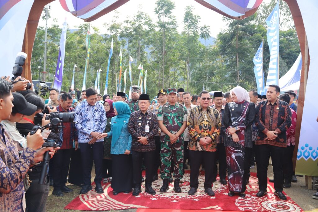 Disambut Antusias Warga, Danrem 042/Gapu Bersama Gubernur Jambi Hadiri Peringatan Harganas Ke-32 di Kerinci