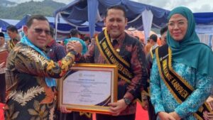 H M Syukur dan Istri, Dikukuhkan Jadi Ayah Bunda Genre Merangin