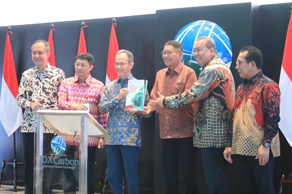 Dorong Ekonomi Hijau dan Target Net Zero Emission, OJK Luncurkan Buku Perdagangan Karbon