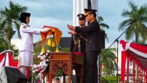 Membanggakan, Neishazella Qanitahaura Terpilih sebagai Pembawa Baki pada Upacara Penurunan Bendera HUT ke-80 RI