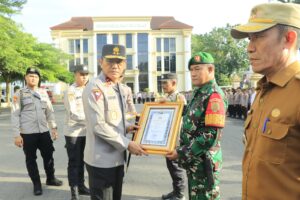 Kapolda Jambi Berikan Penghargaan Pada Pihak Berjasa dalam Program Kampung Anti Narkoba