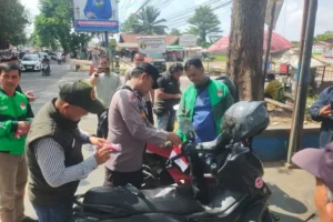 Ditintelkam Polda Jambi Bagikan Bendera ke Komunitas Ojol