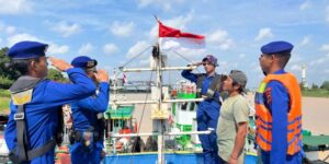 50 Bendera Dibagikan Ditpolairud Polda Jambi ke Kapal Warga di Sungai Batanghari