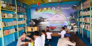 Gelar Giat Literasi, Polairud Polda Jambi Kenalkan Buku Edukatif ke Siswa SDN 30 Kuala Jambi