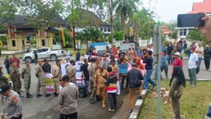 Kecewa, Akhirnya Warga Desa Jambu Tebo Ulu Segel Kantor Desa dan Ponton Penyeberangan