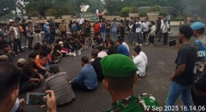 Ketua DPRD Provinsi Jambi terima masa aksi dan serap aspirasi melalui dialog