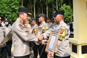 Kapolda Jambi Beri Penghargaan Kepada Bhabinkamtibmas Berprestasi