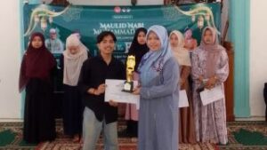 Hasanah, Putri Desa Karang Anyar Muratara Raih Juara 3 Lomba Puisi Maulid Nabi di Panggung Puisi Unja
