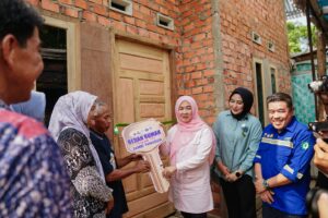 Kadis PPUR Provinsi Jambi Dampingi Hesti Haris Serahkan 50 Unit Bantuan Bedah Rumah di Kota Jambi