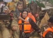 Prajurit TNI Berhasil Evakuasi Warga Banjir Batangtoru, Tapanuli Selatan