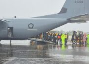 Tower PLN Roboh Dihantam Banjir, TNI Gerak Cepat Bantu Pulihkan Kelistrikan di Aceh