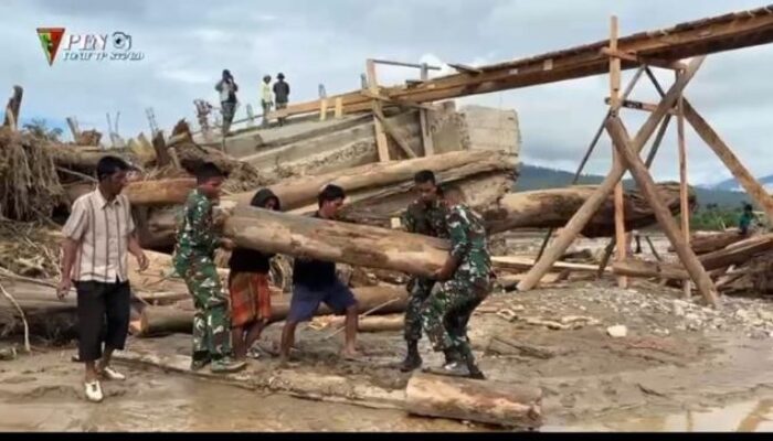 TNI dan Warga Gotong Royong Bangun Jembatan Darurat di Gayo Lues