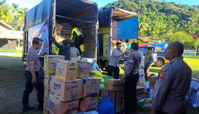 Polri Salurkan Puluhan Ribu Bantuan Logistik untuk Korban Bencana Alam di Sumatera Barat