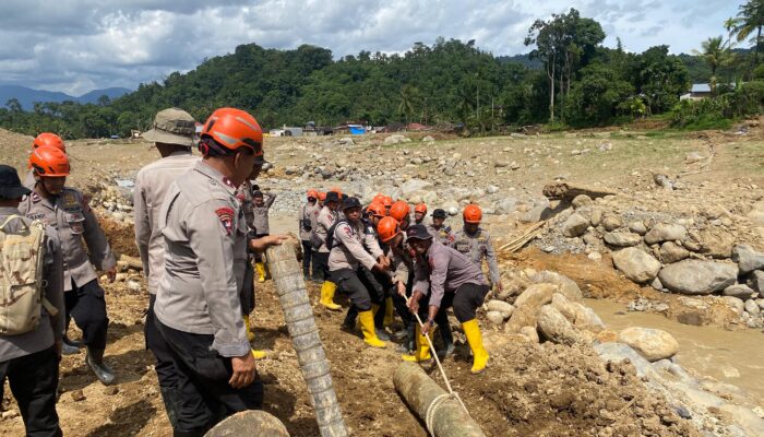 Pemulihan Akses Warga, Brimob Jambi Bangun Jembatan Darurat Antar Desa Kampung Tengah Timur dan Padang Landua