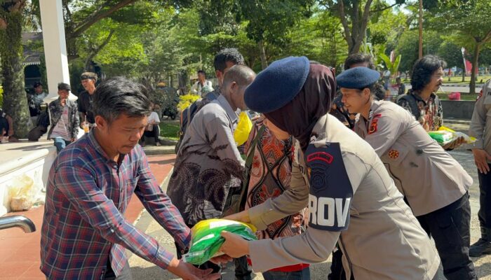 Humanis di Garis Depan, Brimob Jambi Bagikan Tali Asih kepada Massa Aksi Damai Masyarakat SAD
