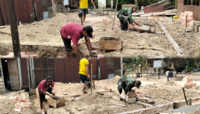 Satgas TMMD ke 127 Kodim 0415/Jambi Tetap Semangat Bangun Rumah Layak Huni di Hari Libur