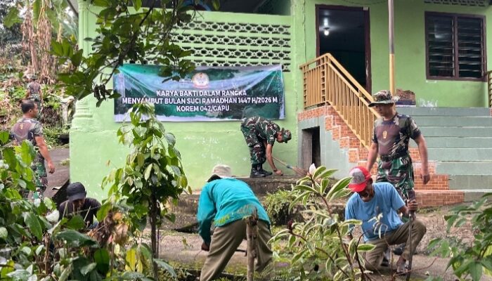 Semangat Gotong Royong, TNI–Rakyat bersihkan tempat ibadah sambut Bulan Suci Ramadhan