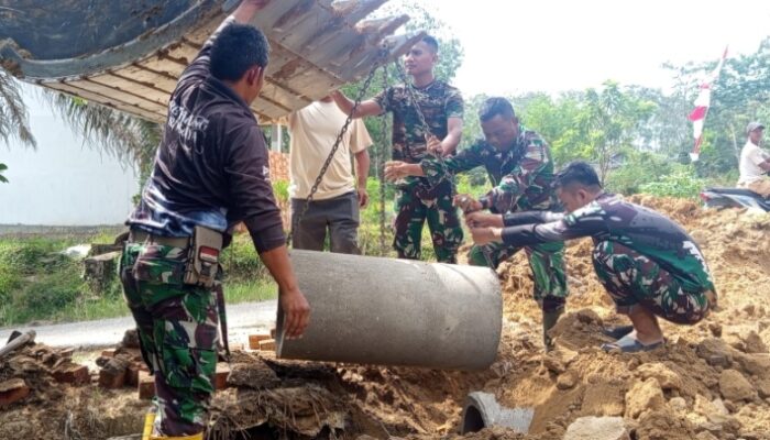 Satgas TMMD Kodim 0415/Jambi Bersama Warga Bangun Gorong-gorong di Batanghari