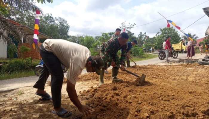 Satgas TMMD Kodim 0415/Jambi Bersama Warga Bersihkan Jalan di Desa Petajen