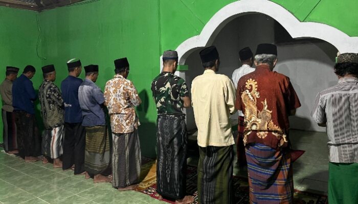 Tarawih Bersama Satgas TMMD ke-127, Ramadhan di Desa Petajen Makin Hangat