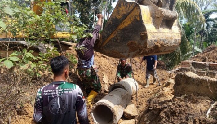 Personel TMMD 127 Kodim 0415/Jambi Tetap Semangat Bangun Gorong-gorong di Bulan Ramadan