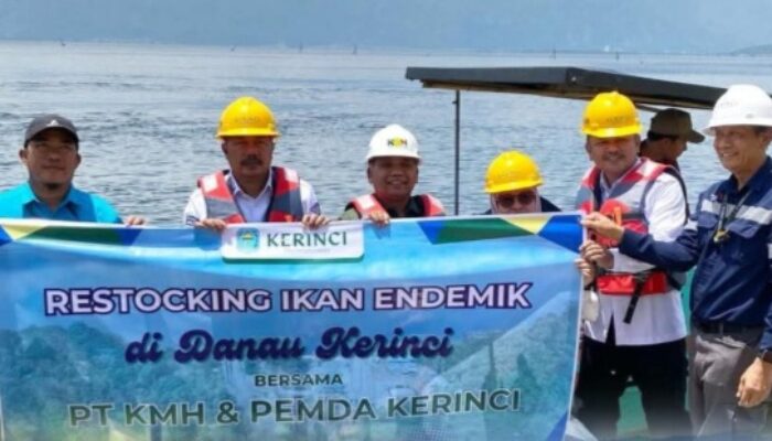 PT KMH dan Bupati Restocking Ikan Endemik, Komitmen Jaga Danau Kerinci