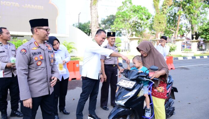Wujudkan Polri Humanis, Ditreskrimsus dan Bidhumas Polda Jambi Gelar Giat Berbagi Takjil