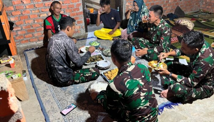 Satgas TMMD 127 Kodim 0415/Jambi Pererat Kemanunggalan dengan Masyarakat melalui Buka Puasa Bersama